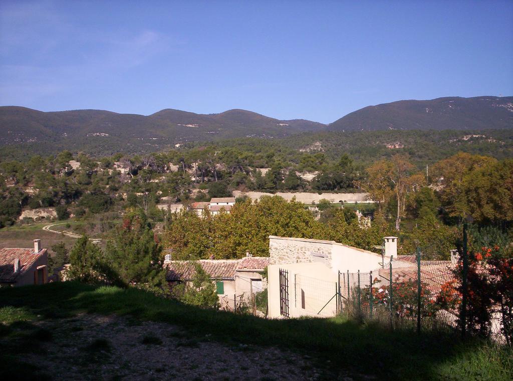 Logis Hotel De L'Etang Cucuron Exterior foto