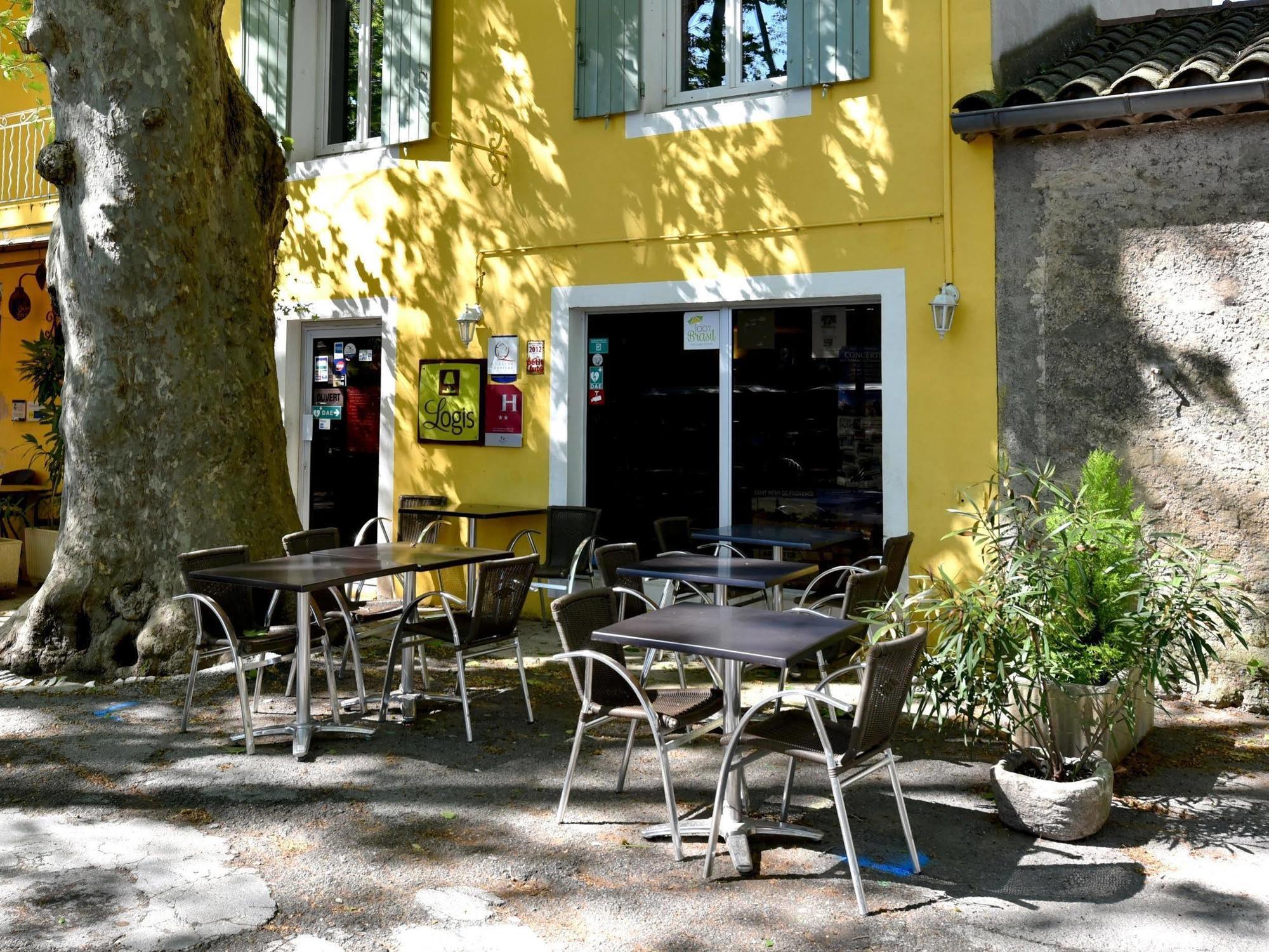 Logis Hotel De L'Etang Cucuron Exterior foto