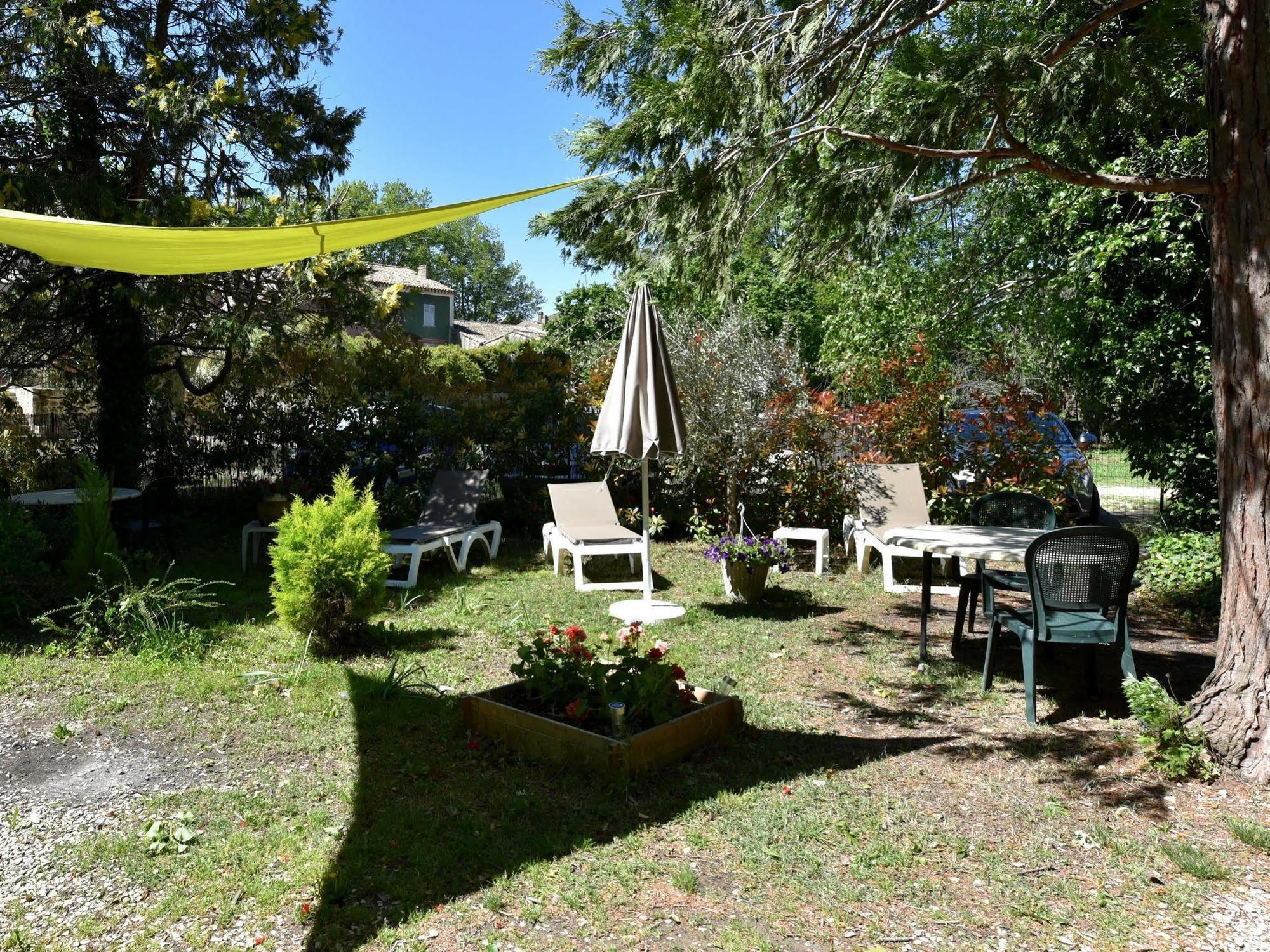 Logis Hotel De L'Etang Cucuron Exterior foto