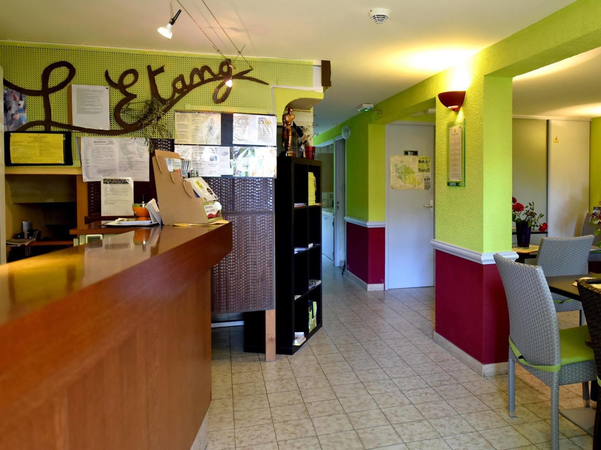 Logis Hotel De L'Etang Cucuron Exterior foto