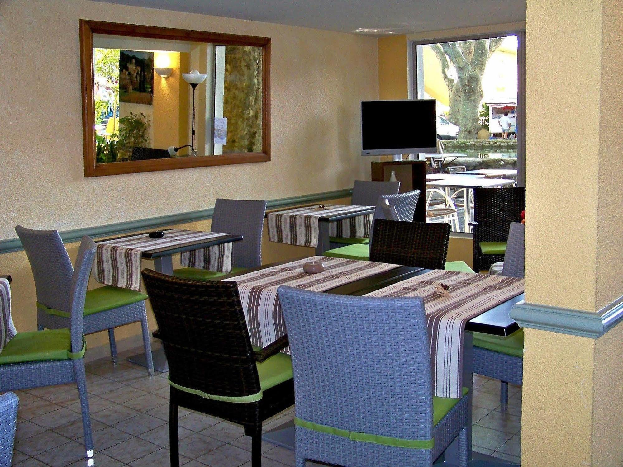 Logis Hotel De L'Etang Cucuron Exterior foto