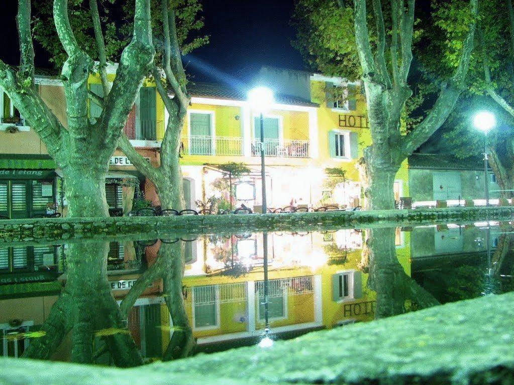 Logis Hotel De L'Etang Cucuron Exterior foto